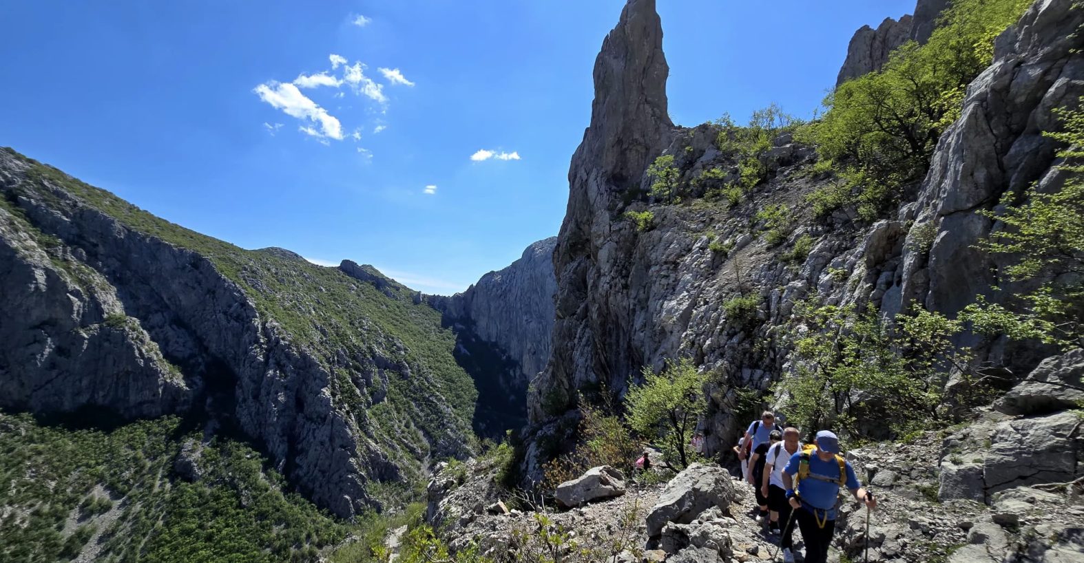 Od Anića kuka do Manite peći: planinarenje, penjanje i špiljska avantura u Paklenici