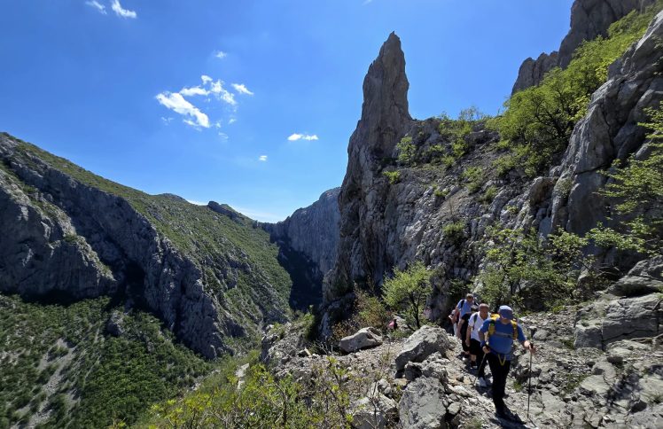 Od Anića kuka do Manite peći: planinarenje, penjanje i špiljska avantura u Paklenici